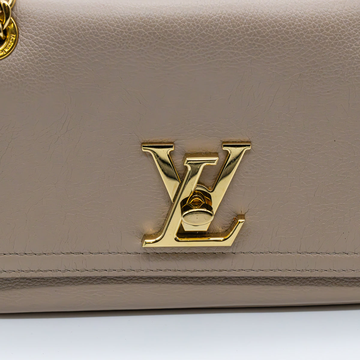 Louis Vuitton Lock Me Chain Bag East West Leather M22304 Leder Greige