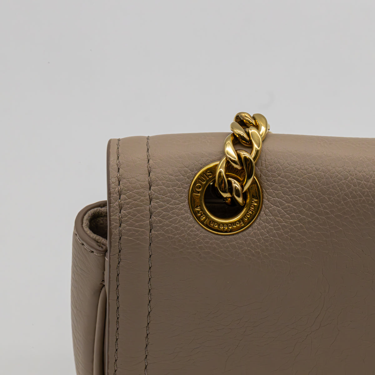 Louis Vuitton Lock Me Chain Bag East West Leather M22304 Leder Greige