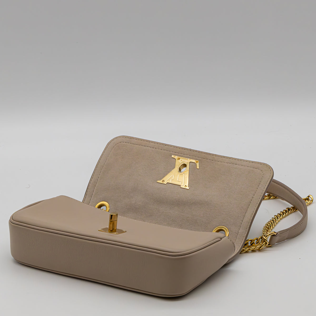 Louis Vuitton Lock Me Chain Bag East West Leather M22304 Leder Greige