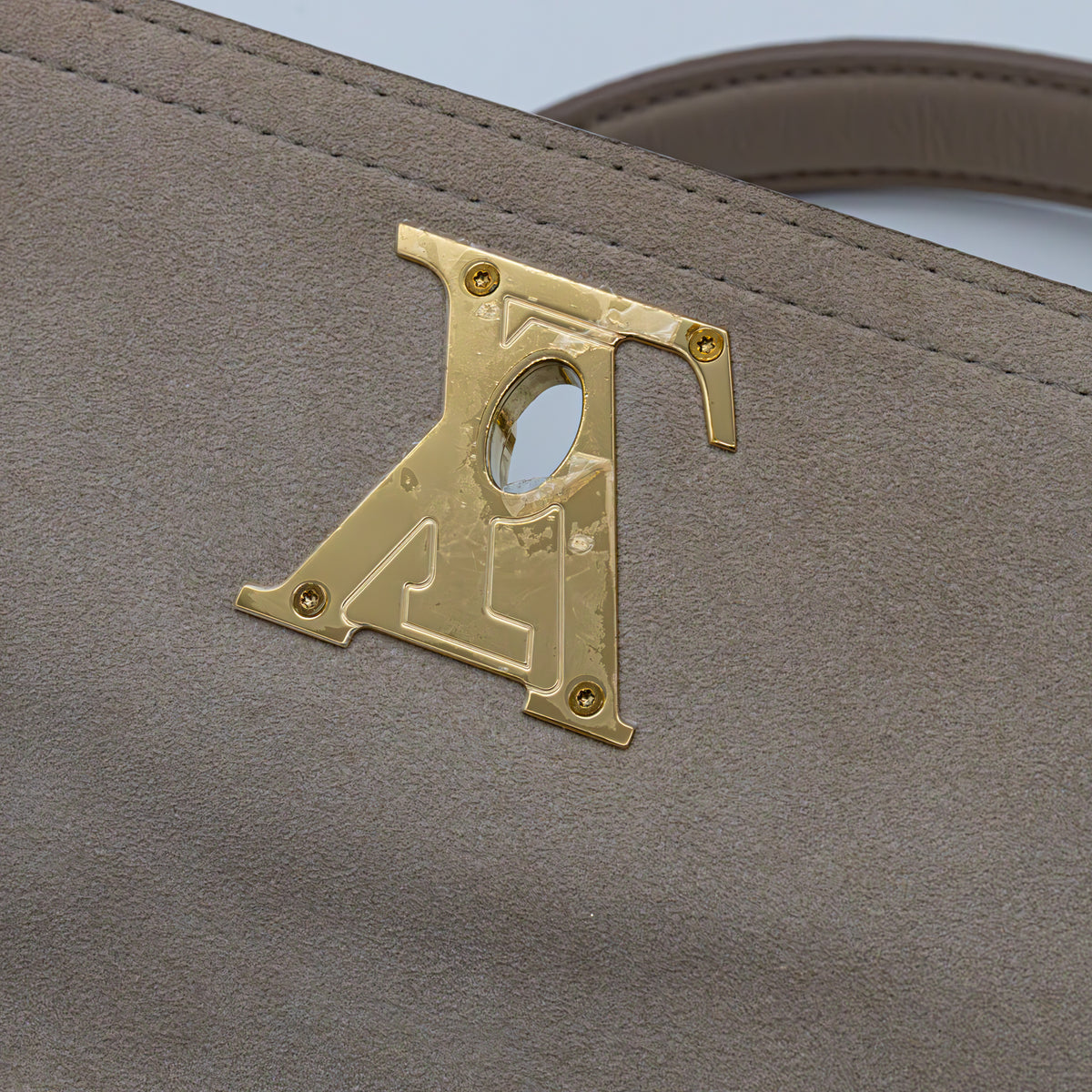 Louis Vuitton Lock Me Chain Bag East West Leather M22304 Leder Greige
