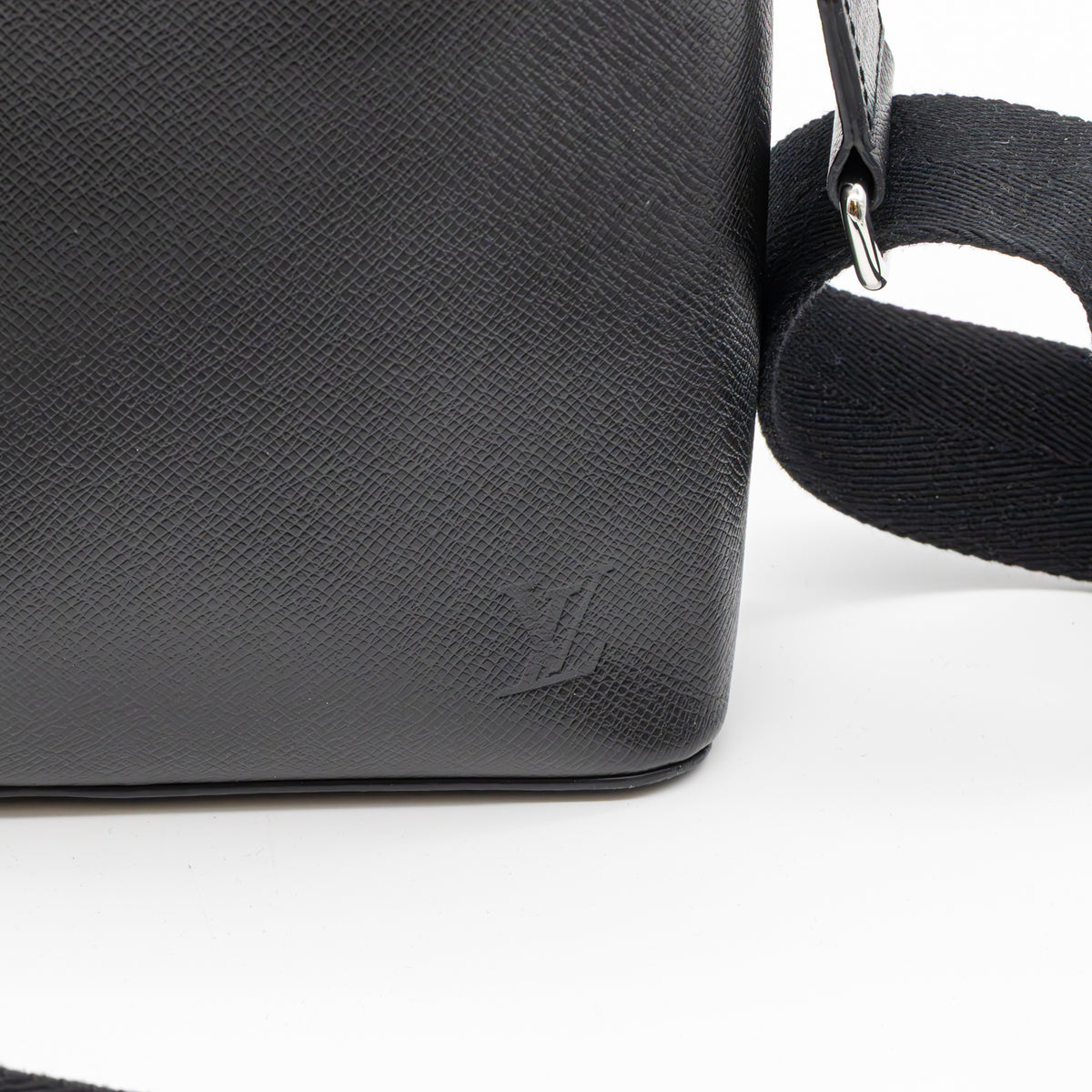 Louis Vuitton Pochette Anton Taiga Leder Ardoise Umhängetasche Schwarz