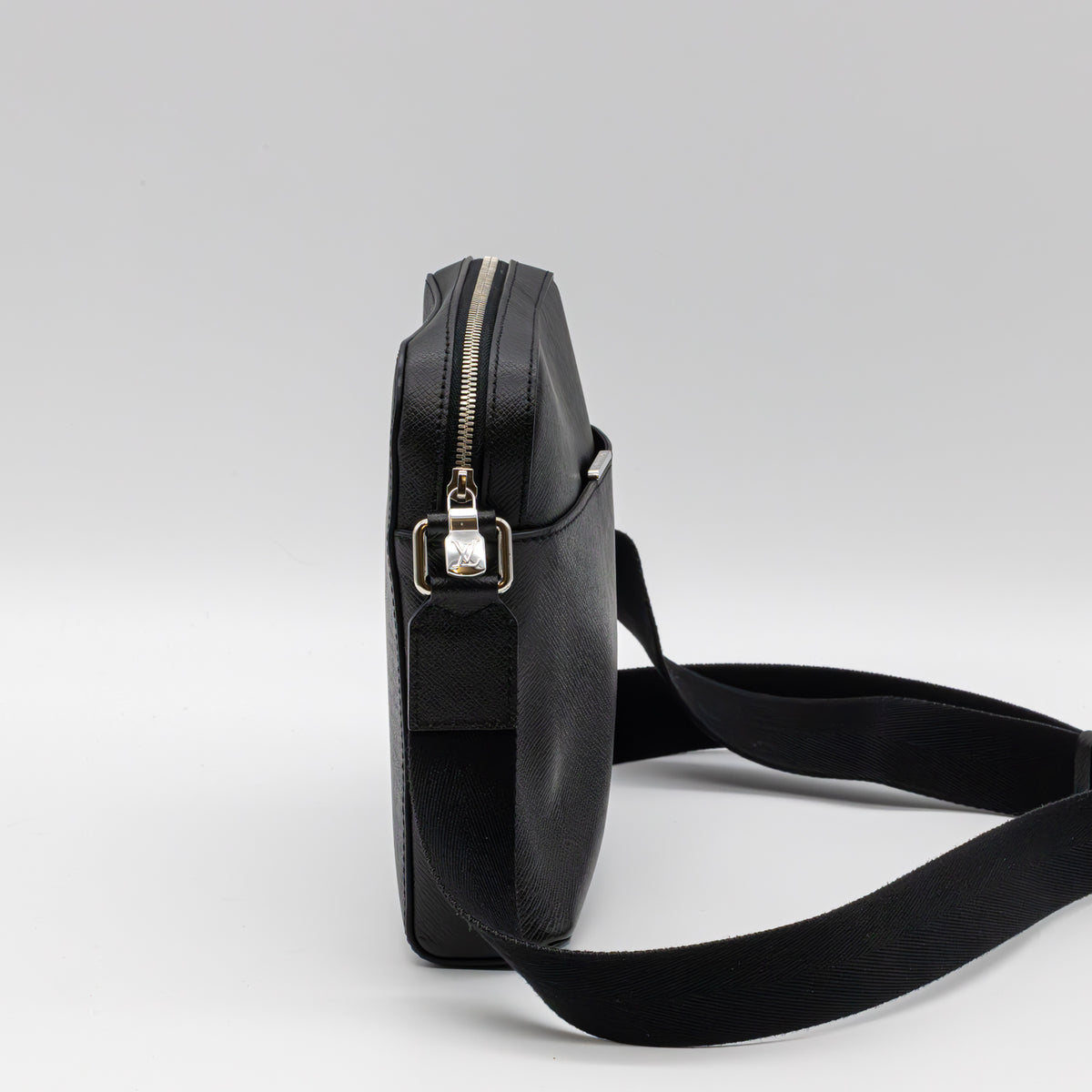 Louis Vuitton Pochette Anton Taiga Leder Ardoise Umhängetasche Schwarz