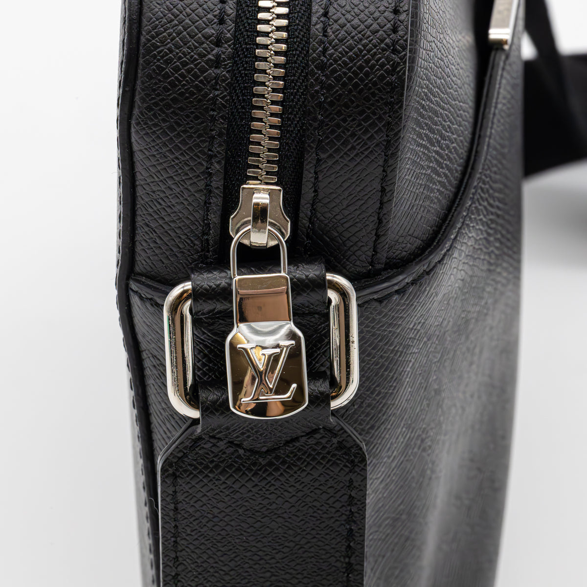 Louis Vuitton Pochette Anton Taiga Leder Ardoise Umhängetasche Schwarz