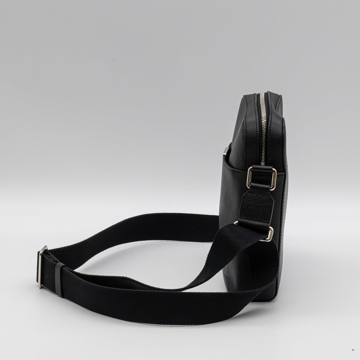 Louis Vuitton Pochette Anton Taiga Leder Ardoise Umhängetasche Schwarz