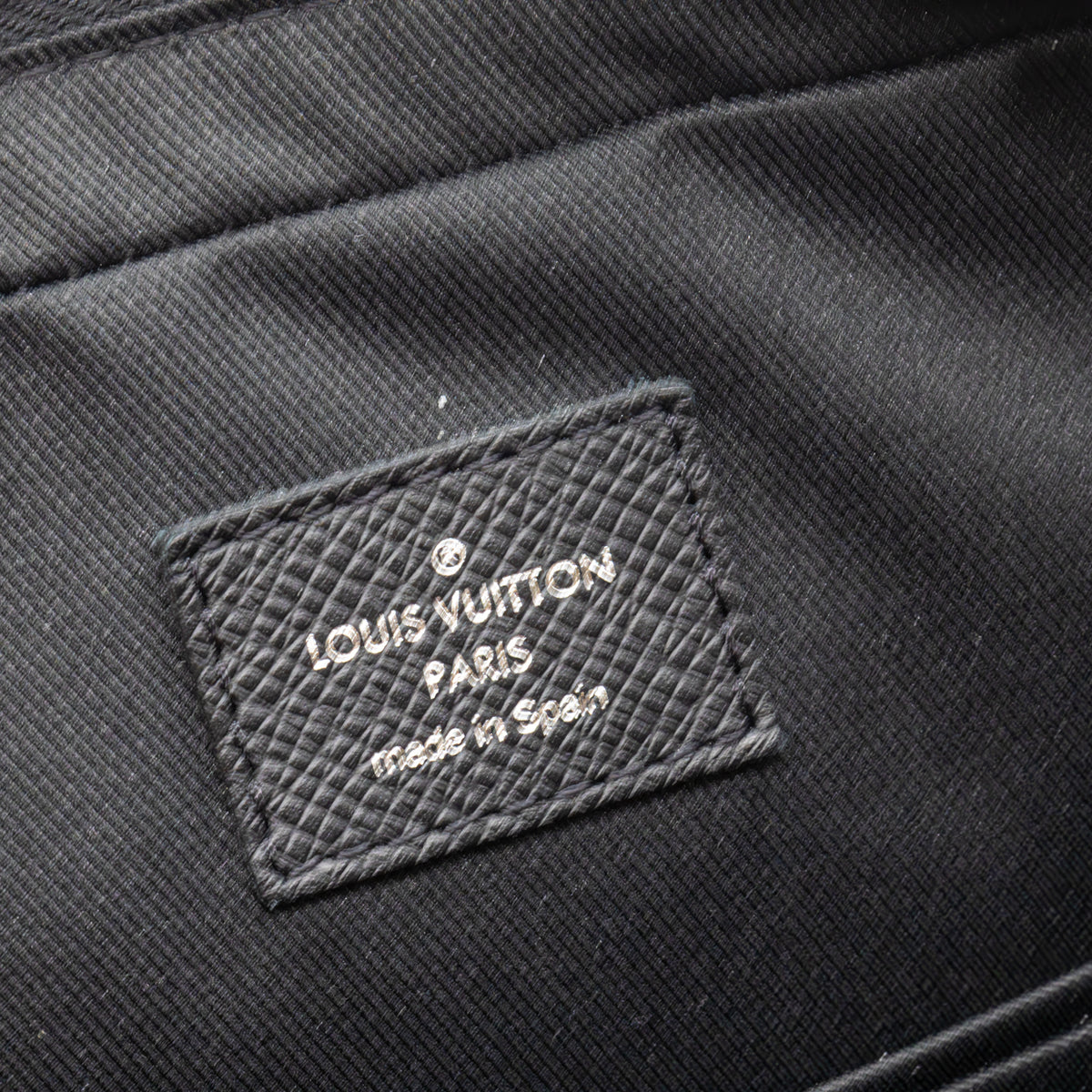 Louis Vuitton Pochette Anton Taiga Leder Ardoise Umhängetasche Schwarz