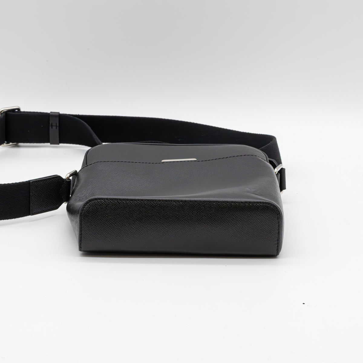 Louis Vuitton Pochette Anton Taiga Leder Ardoise Umhängetasche Schwarz