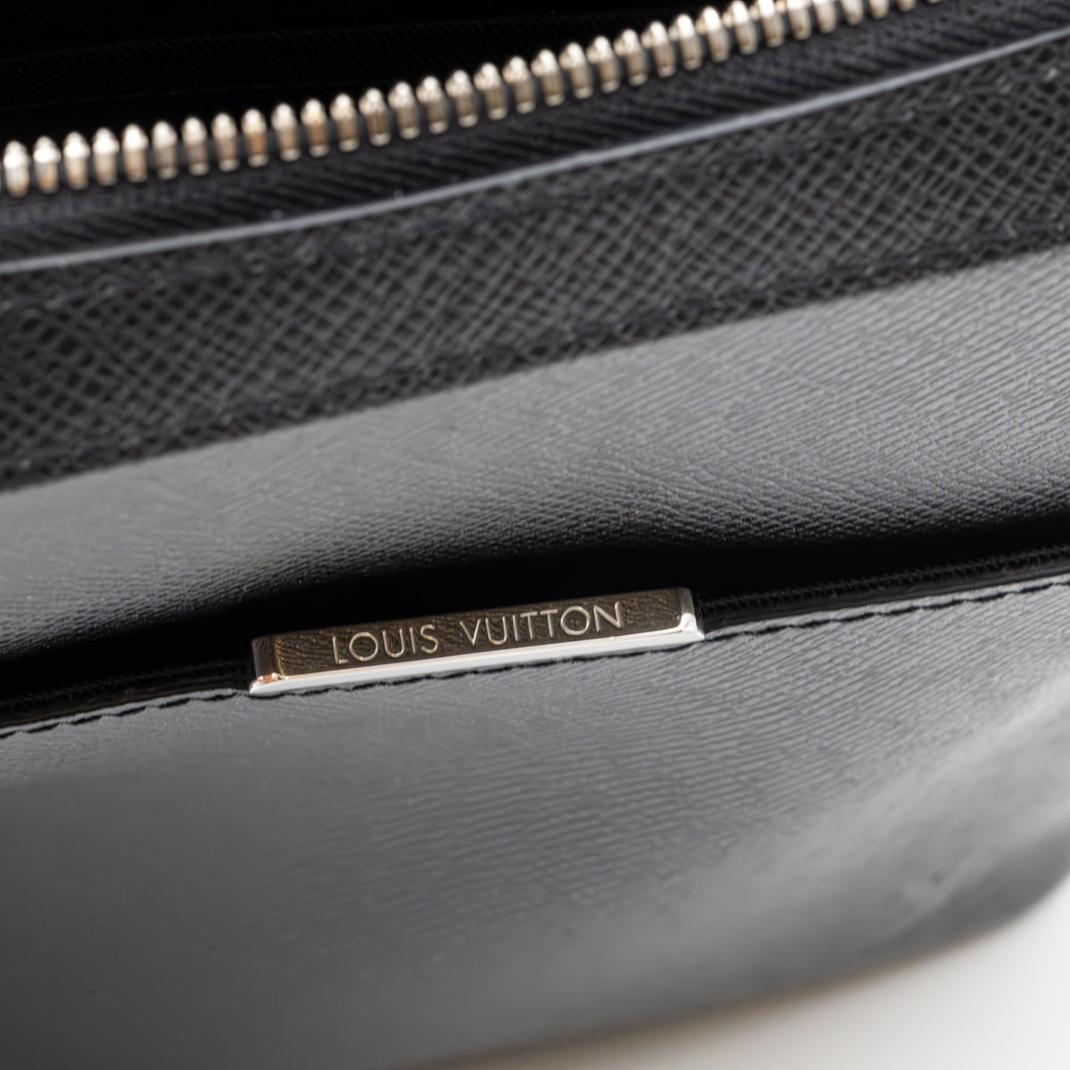 Louis Vuitton Pochette Anton Taiga Leder Ardoise Umhängetasche Schwarz