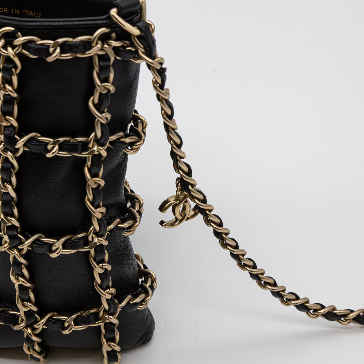 Chanel Tech Me Out Chain Cage Phone Holder Schwarz Leder Gold
