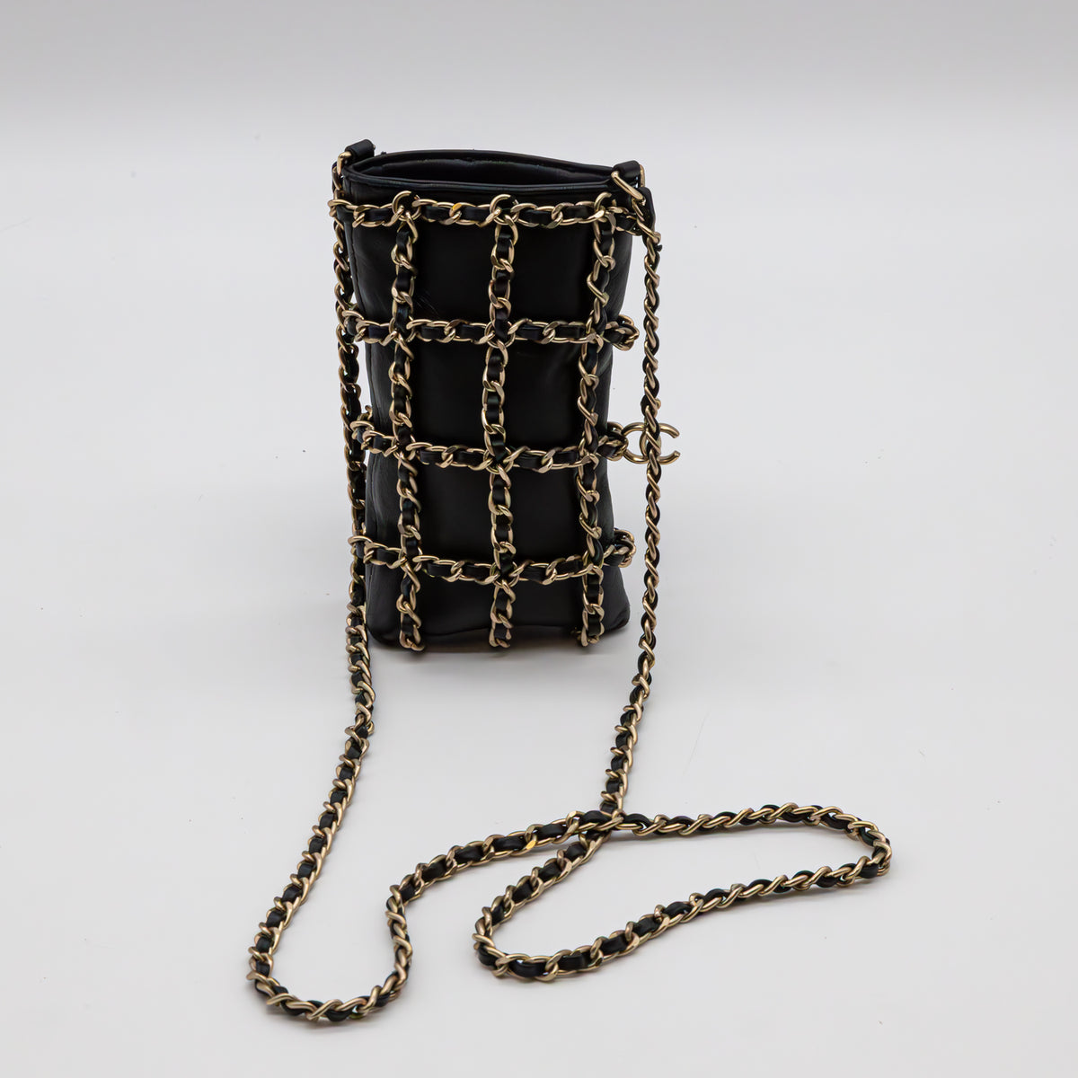 Chanel Tech Me Out Chain Cage Phone Holder Schwarz Leder Gold