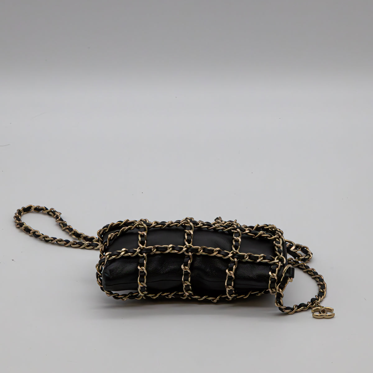 Chanel Tech Me Out Chain Cage Phone Holder Schwarz Leder Gold