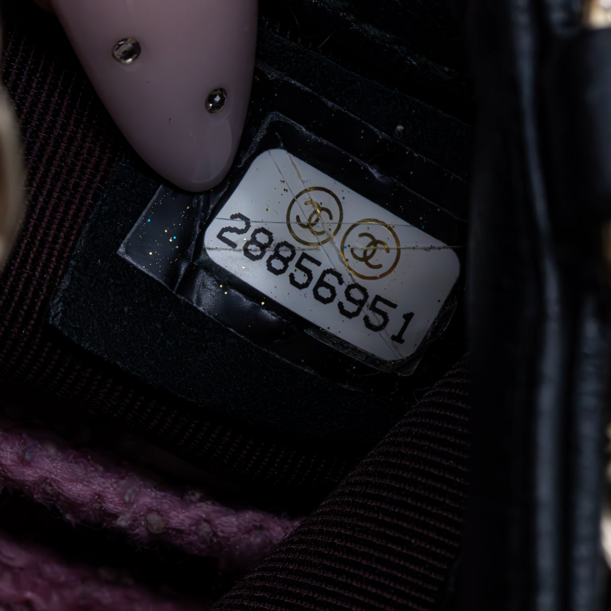 Chanel Tech Me Out Chain Cage Phone Holder Schwarz Leder Gold