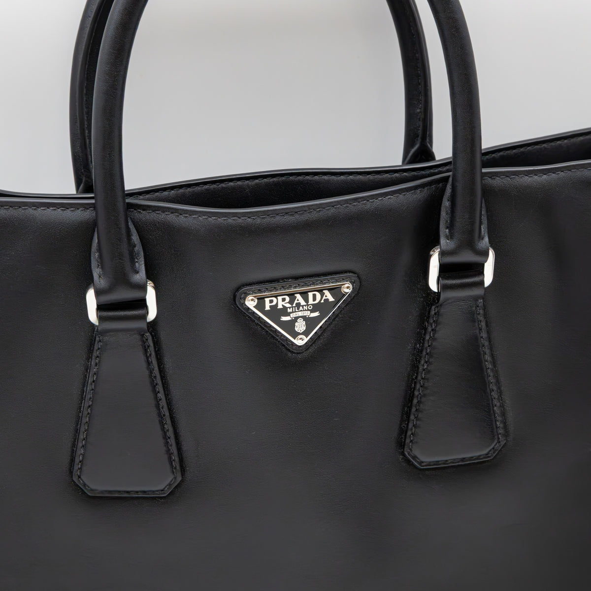 Prada Leder Tote Bag Schwarz Shopper Handtasche Schultertasche mit Pouch