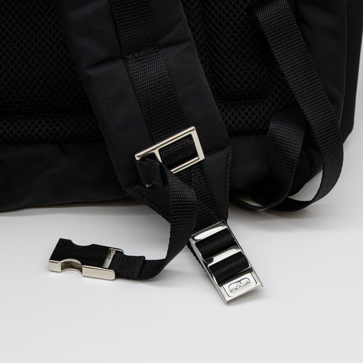 Prada Rucksack aus Re-Nylon und Saffiano-Leder Schwarz Backpack 2VZ090