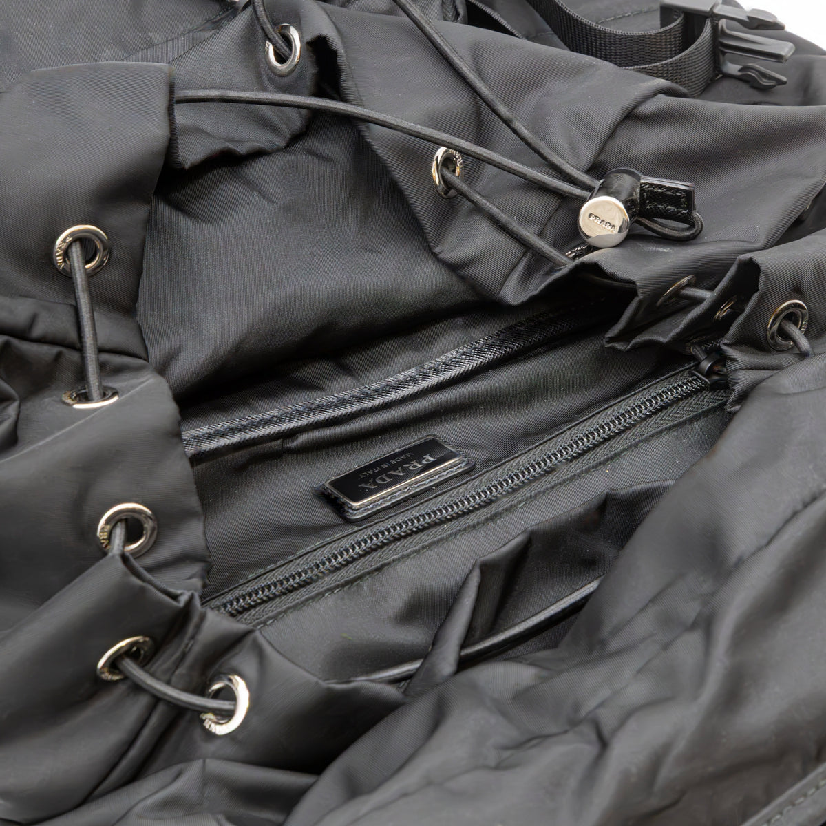 Prada Rucksack aus Re-Nylon und Saffiano-Leder Schwarz Backpack 2VZ090
