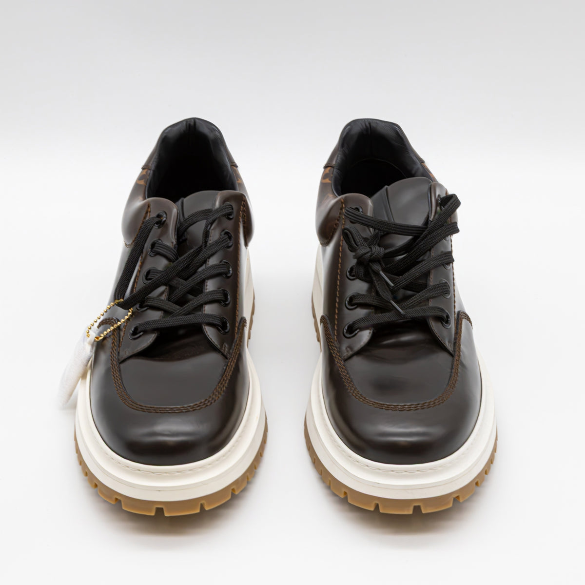 Louis Vuitton x NBA Abbesses Derby Sneaker aus Lack-Monogramm-Leder UK11