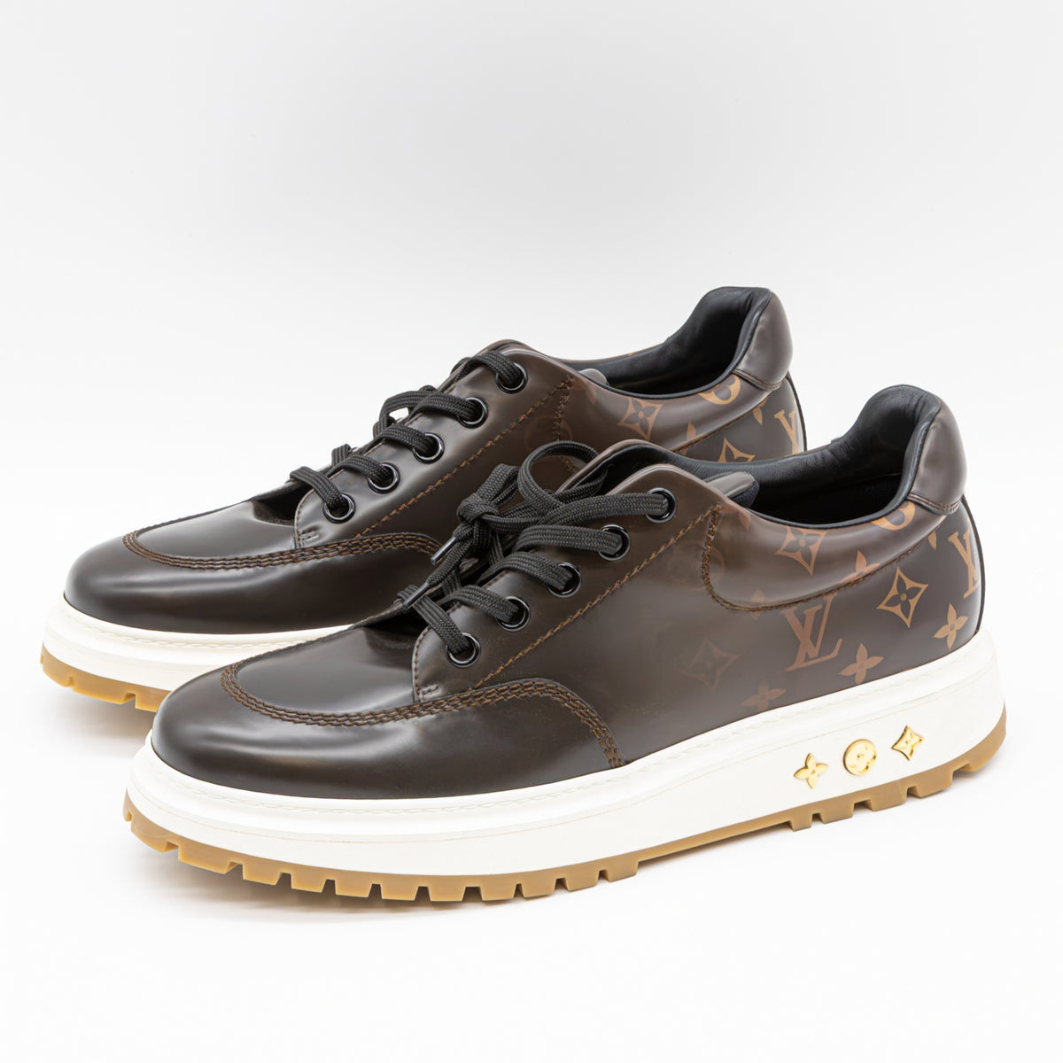 Louis Vuitton x NBA Abbesses Derby Sneaker aus Lack-Monogramm-Leder UK11
