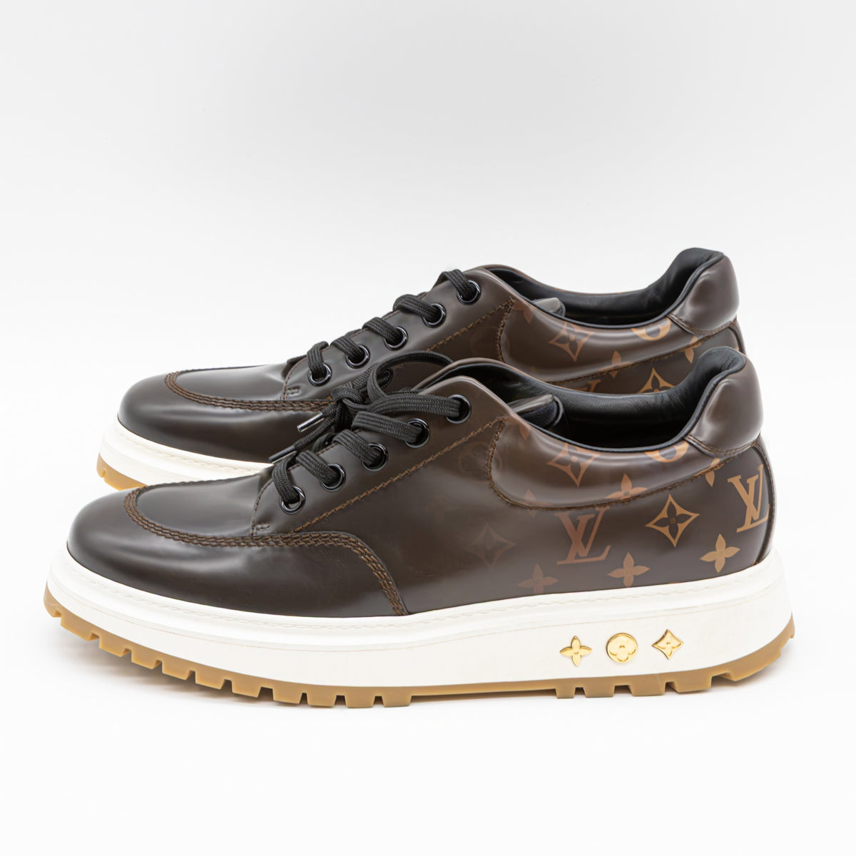 Louis Vuitton x NBA Abbesses Derby Sneaker aus Lack-Monogramm-Leder UK11