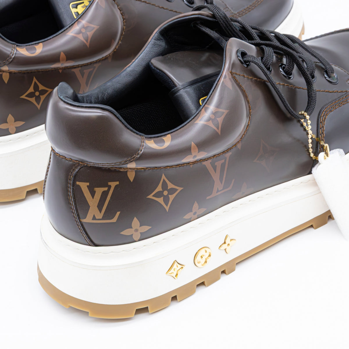 Louis Vuitton x NBA Abbesses Derby Sneaker aus Lack-Monogramm-Leder UK11