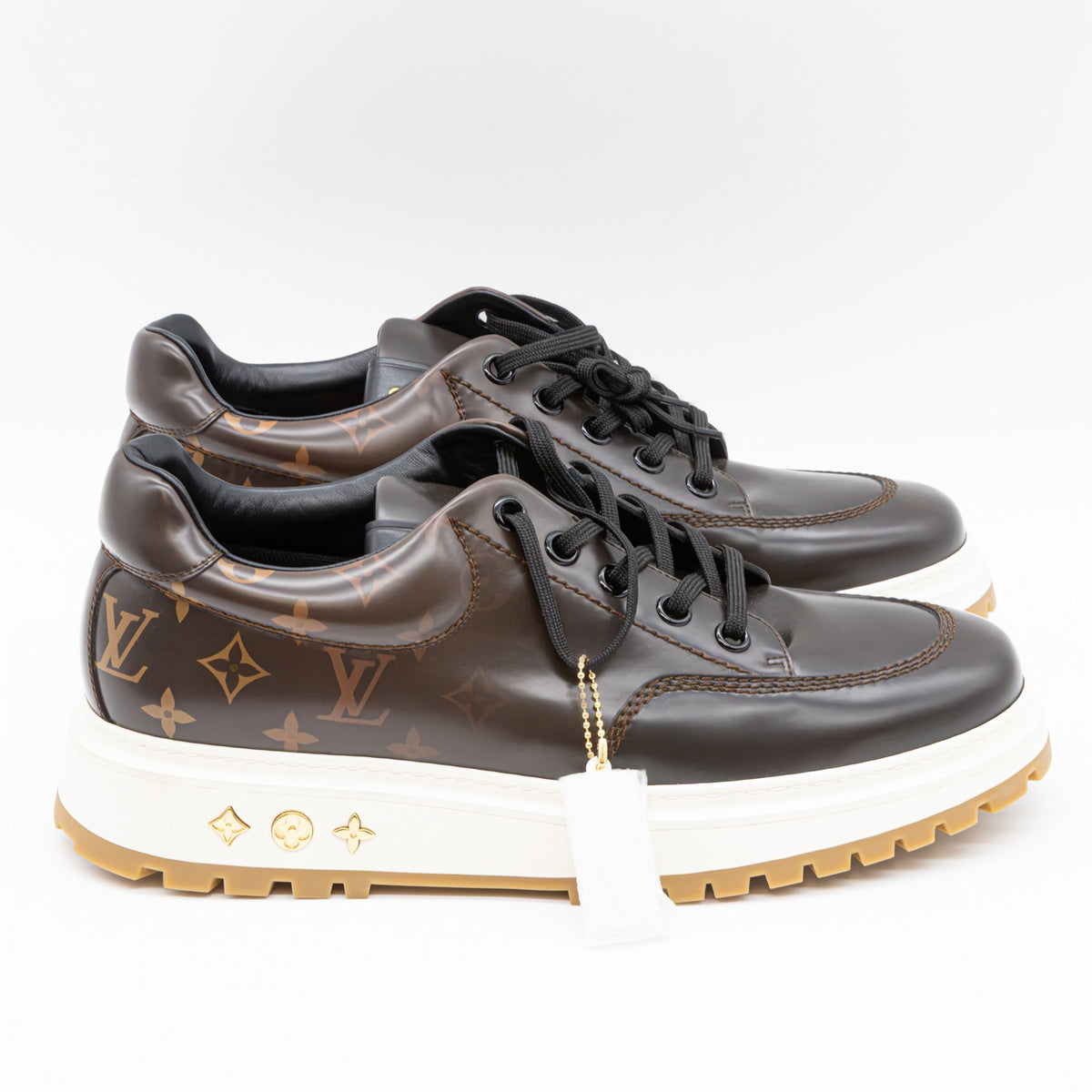 Louis Vuitton x NBA Abbesses Derby Sneaker aus Lack-Monogramm-Leder UK11