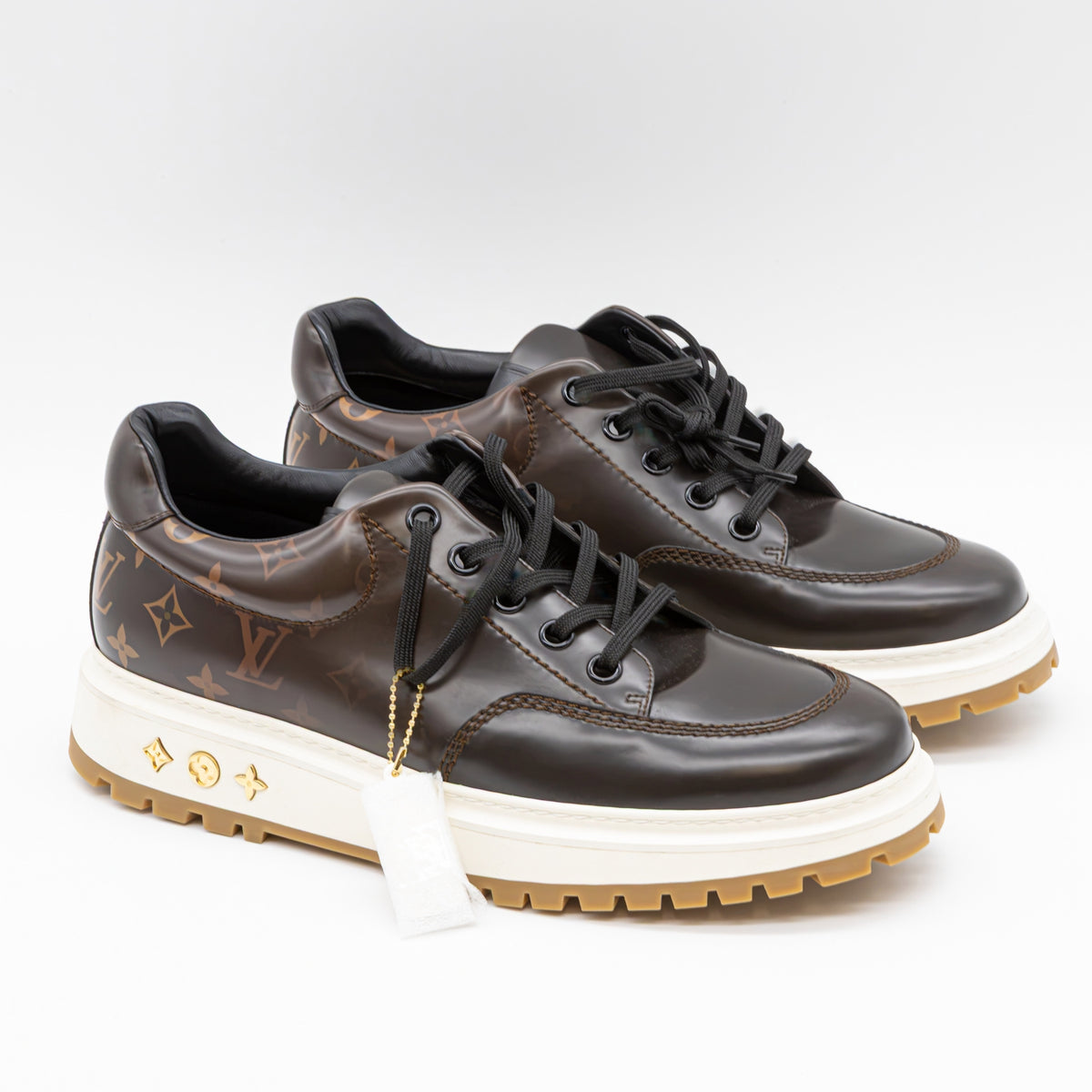 Louis Vuitton x NBA Abbesses Derby Sneaker aus Lack-Monogramm-Leder UK11
