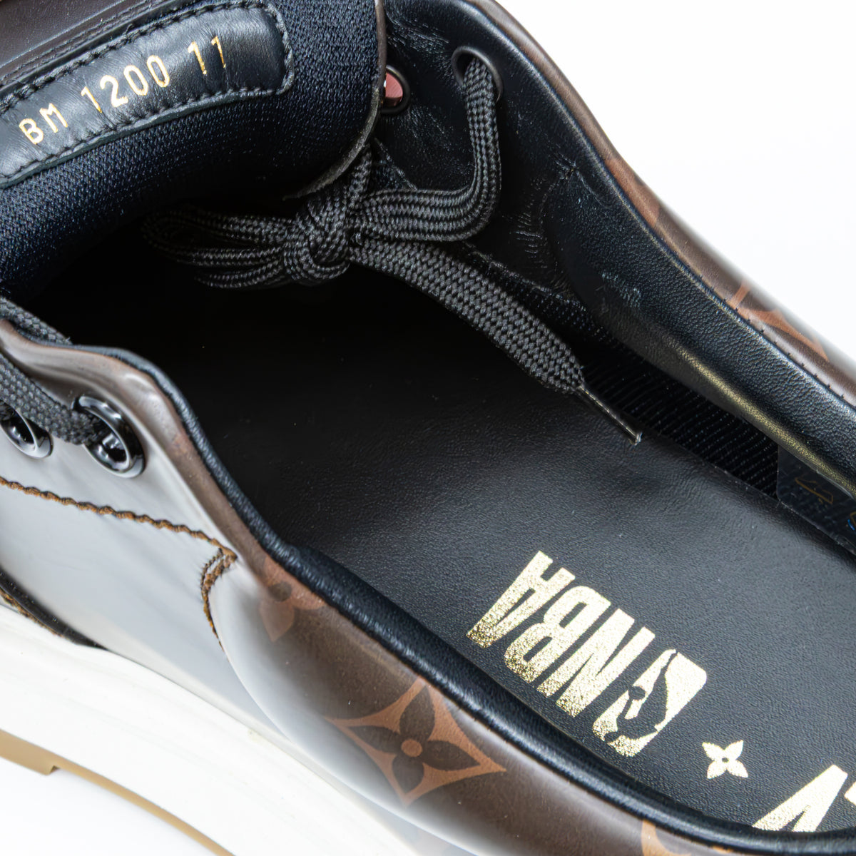 Louis Vuitton x NBA Abbesses Derby Sneaker aus Lack-Monogramm-Leder UK11