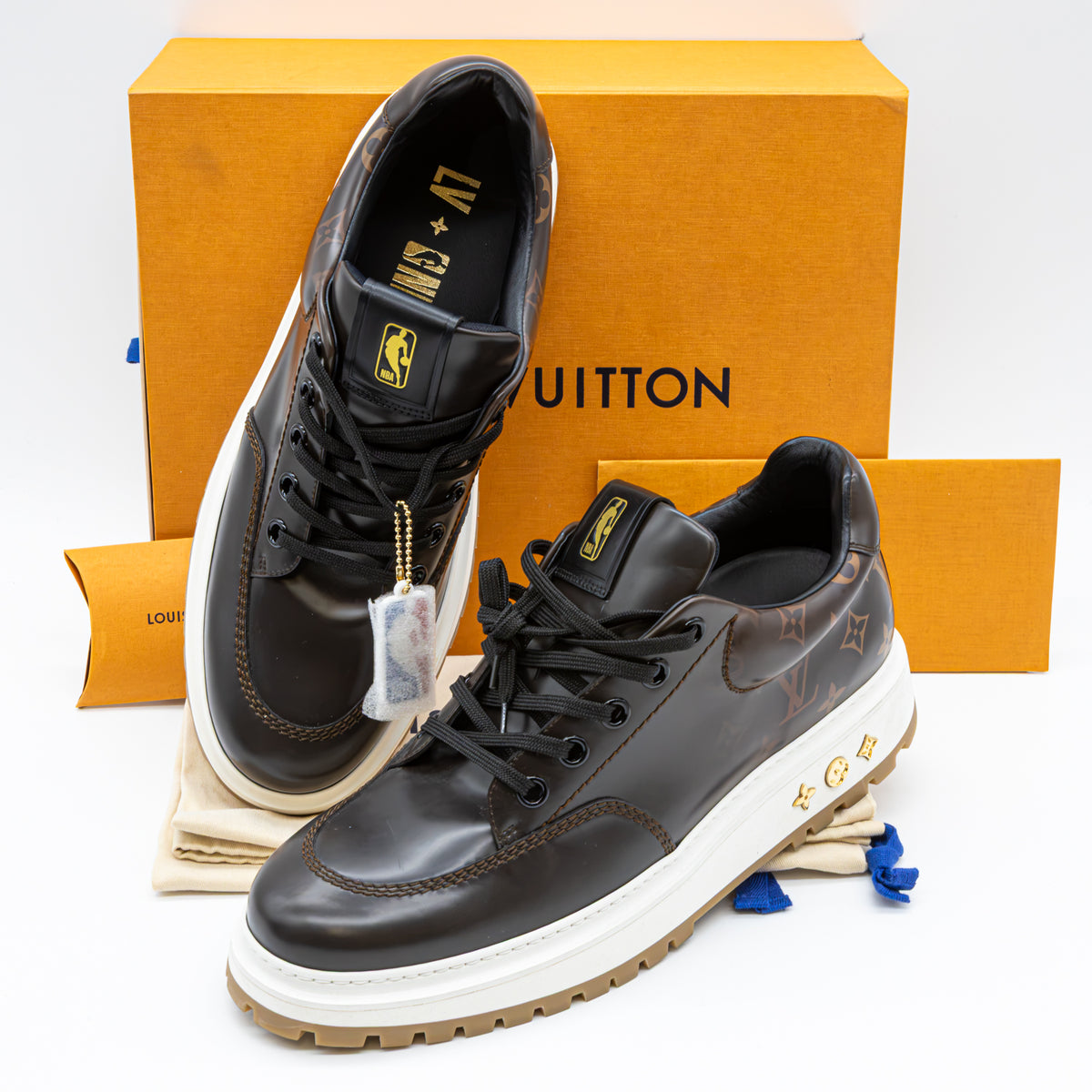 Louis Vuitton x NBA Abbesses Derby Sneaker aus Lack-Monogramm-Leder UK11