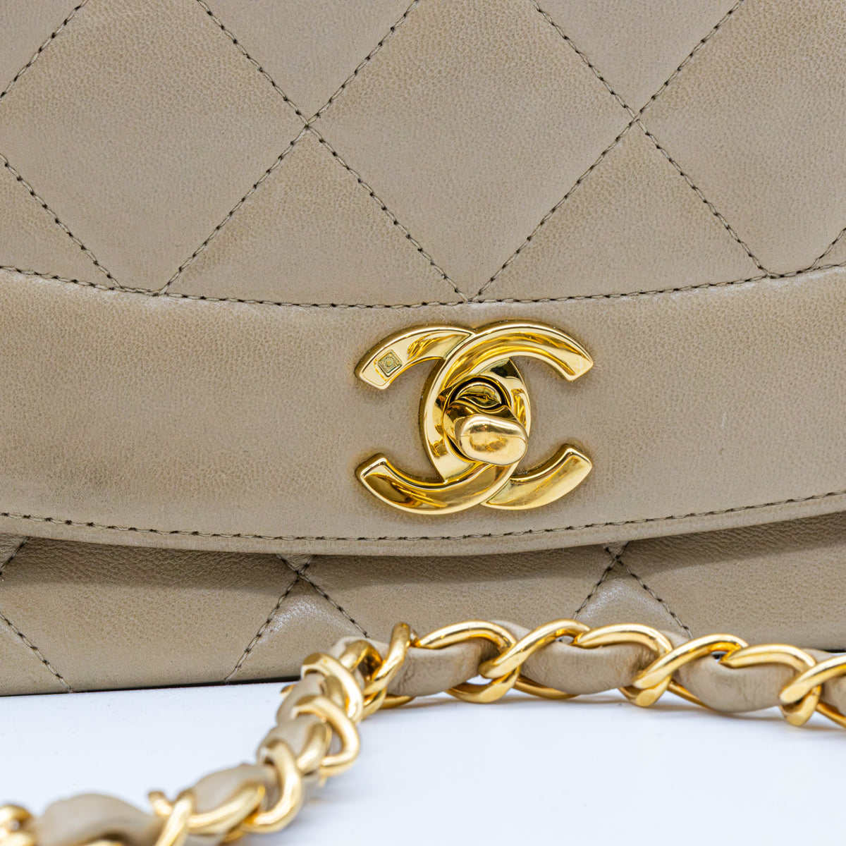 Chanel Diana Flap Bag Beige Vintage Lammleder gesteppt Schultertasche Gold