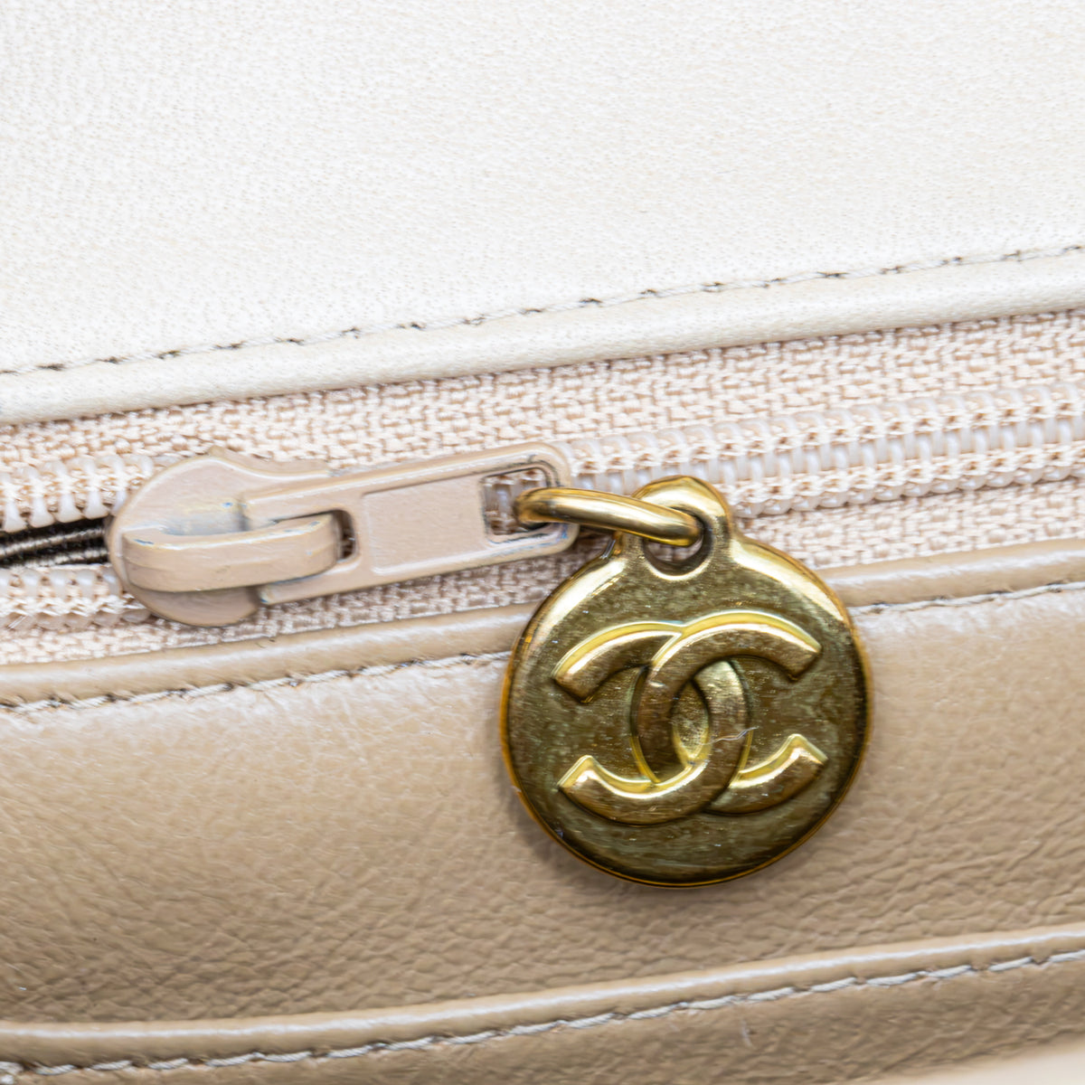 Chanel Diana Flap Bag Beige Vintage Lammleder gesteppt Schultertasche Gold