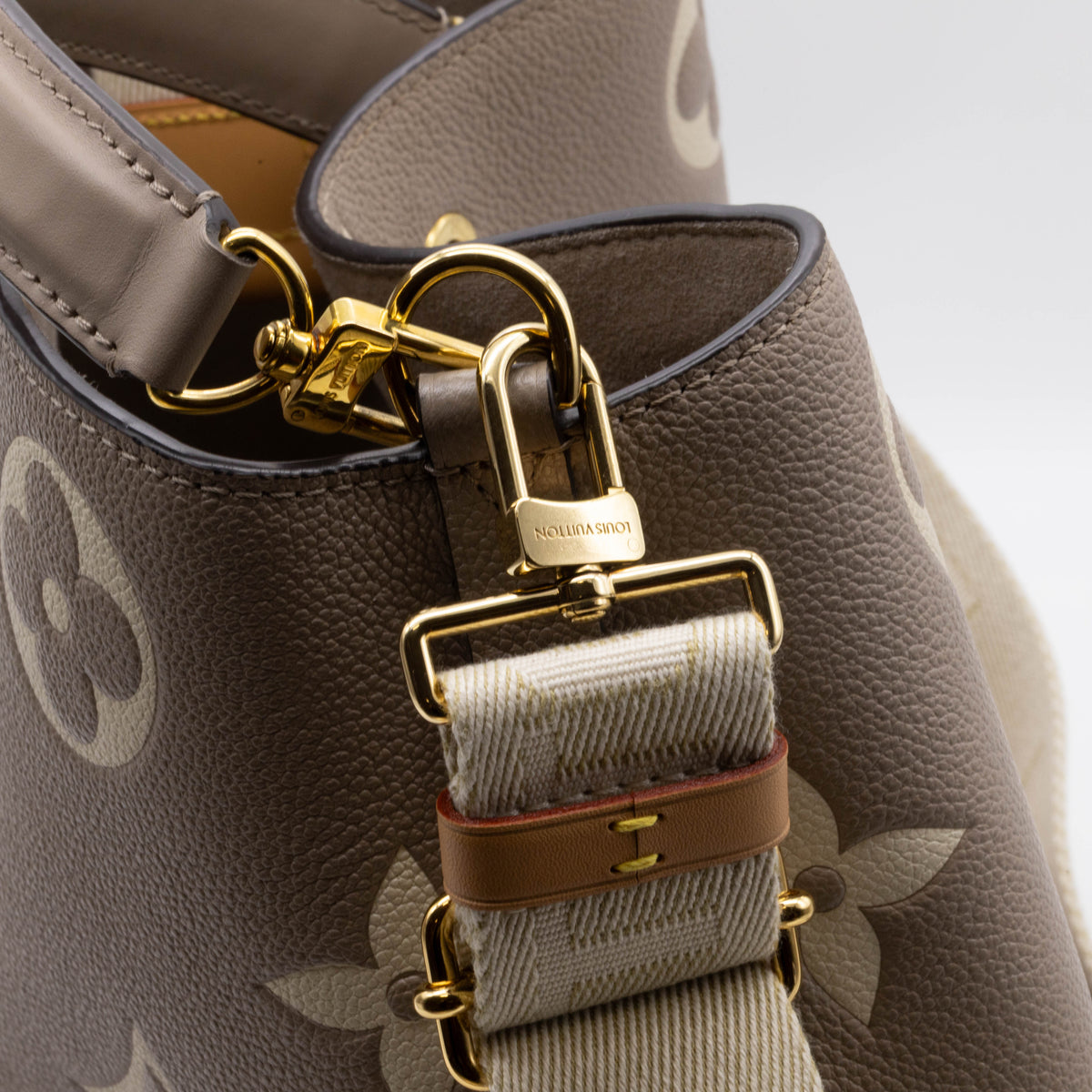 Louis Vuitton NeoNoe MM Monogram Empreinte Bicolor Leder M45555