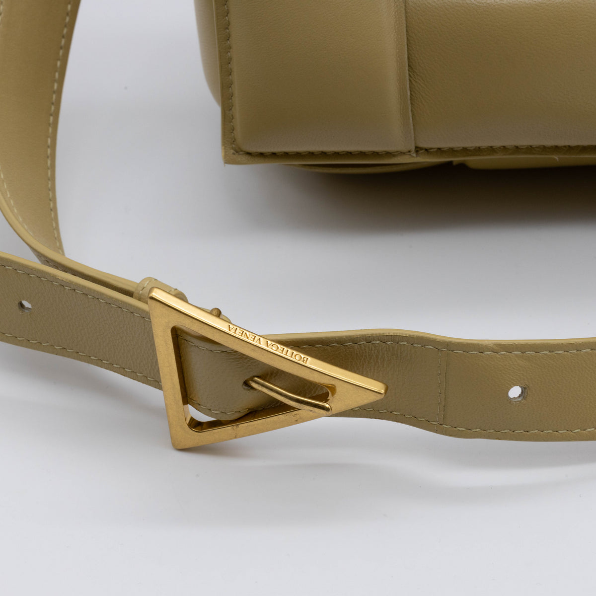 Bottega Veneta Padded Cassette Umhängetasche Ecru Intrecciato Leder