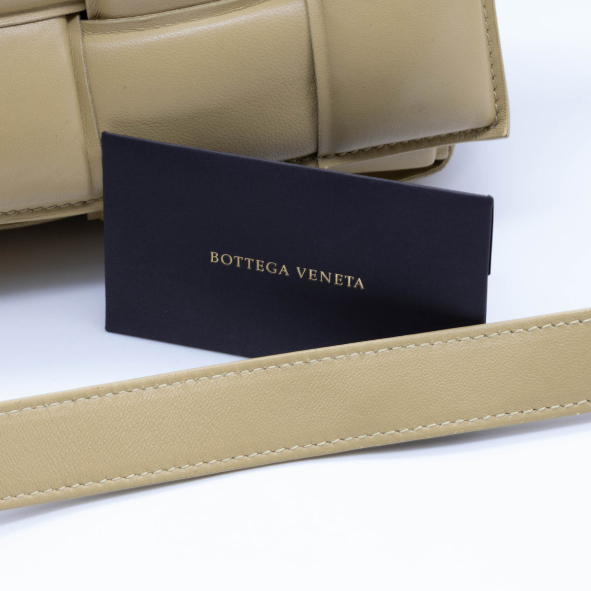 Bottega Veneta Padded Cassette Umhängetasche Ecru Intrecciato Leder