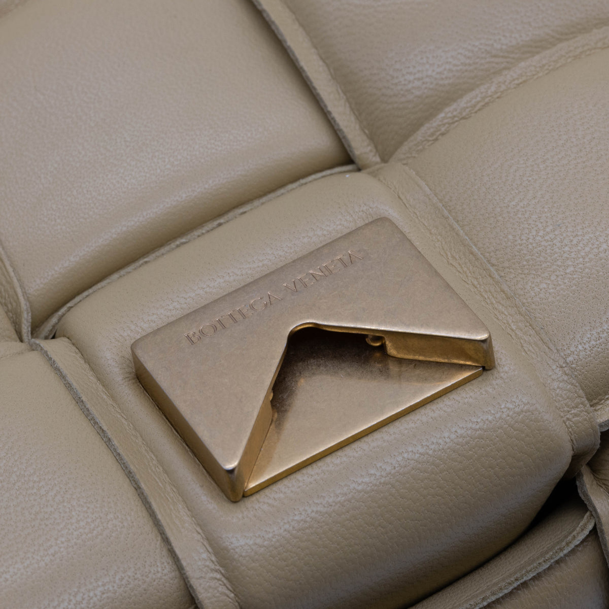 Bottega Veneta Padded Cassette Umhängetasche Ecru Intrecciato Leder