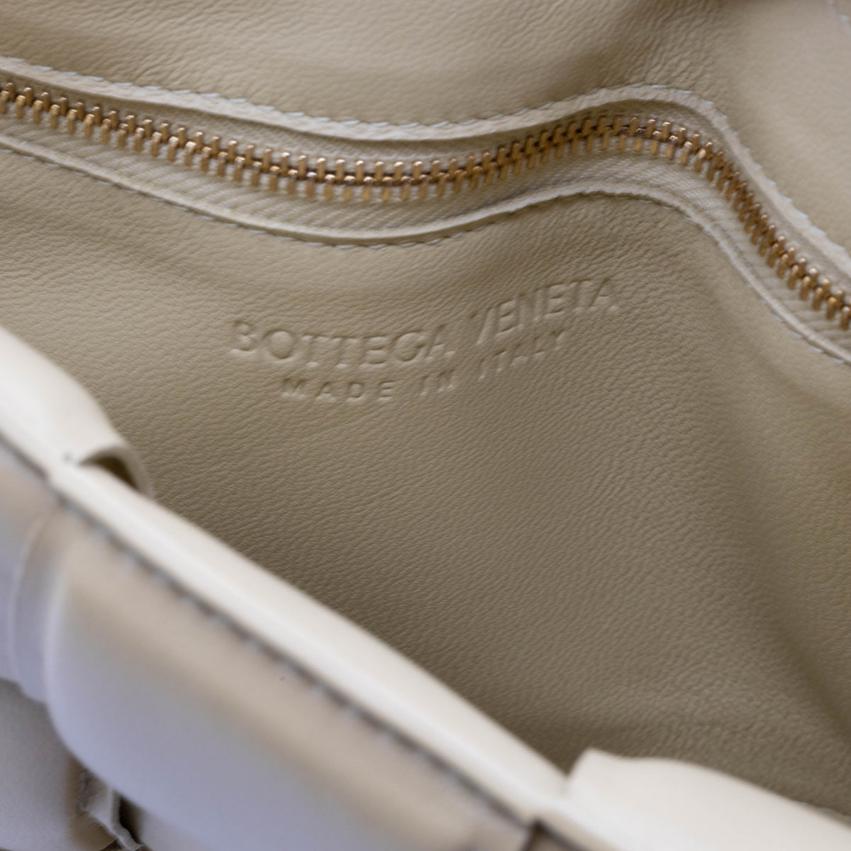 Bottega Veneta Padded Cassette Umhängetasche Ecru Intrecciato Leder