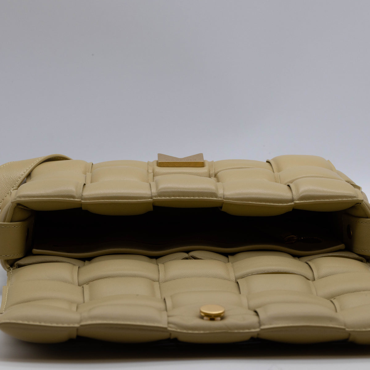 Bottega Veneta Padded Cassette Umhängetasche Ecru Intrecciato Leder