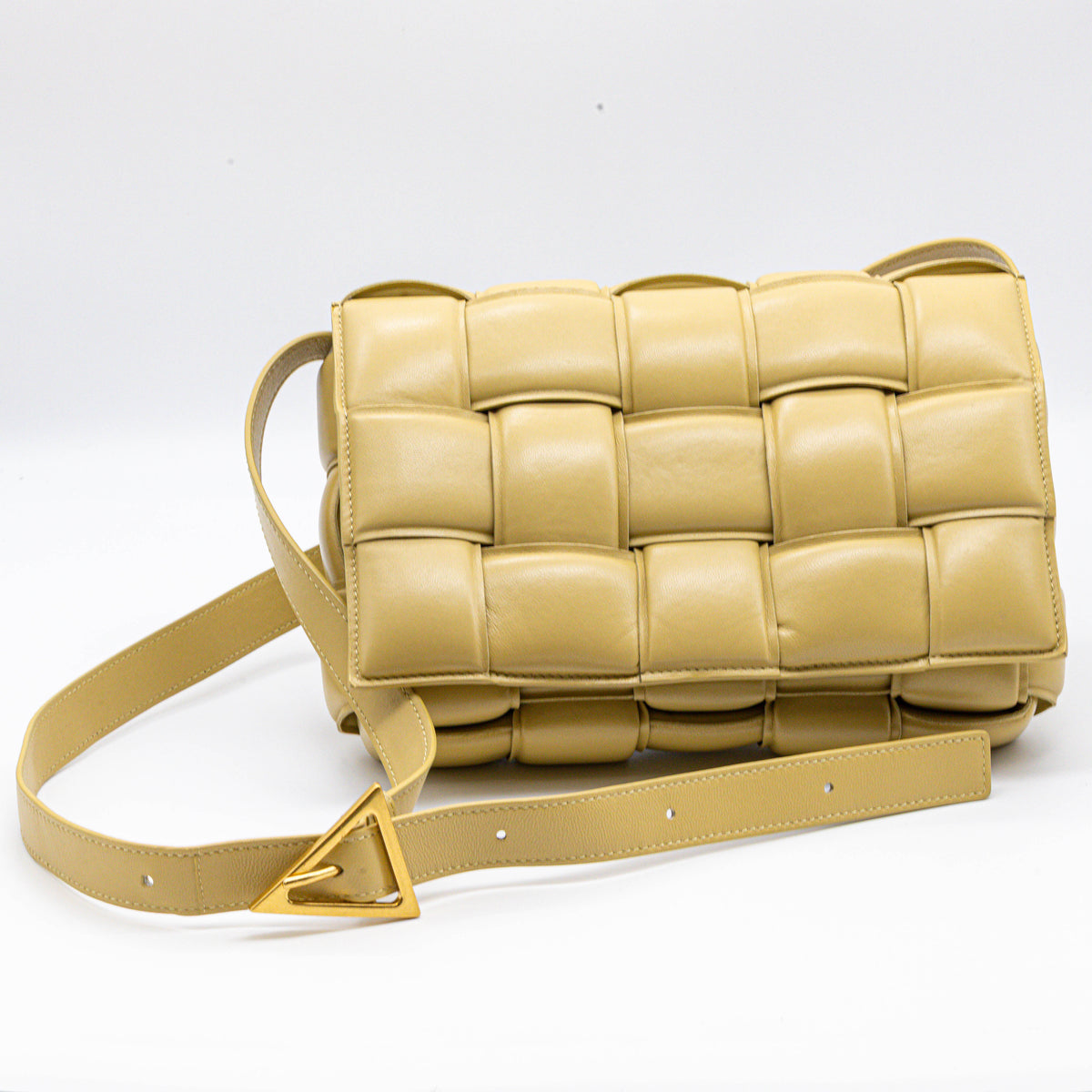 Bottega Veneta Padded Cassette Umhängetasche Ecru Intrecciato Leder
