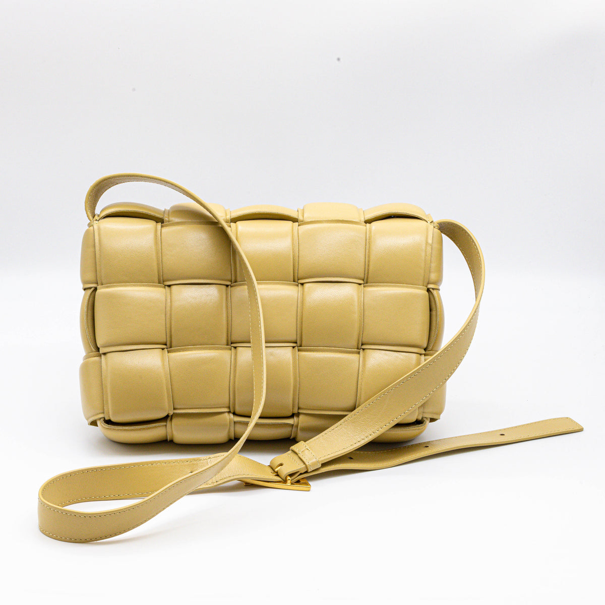 Bottega Veneta Padded Cassette Umhängetasche Ecru Intrecciato Leder