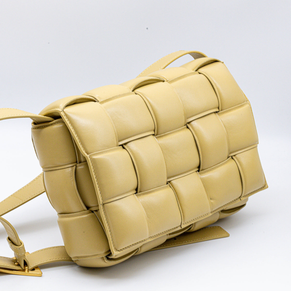 Bottega Veneta Padded Cassette Umhängetasche Ecru Intrecciato Leder
