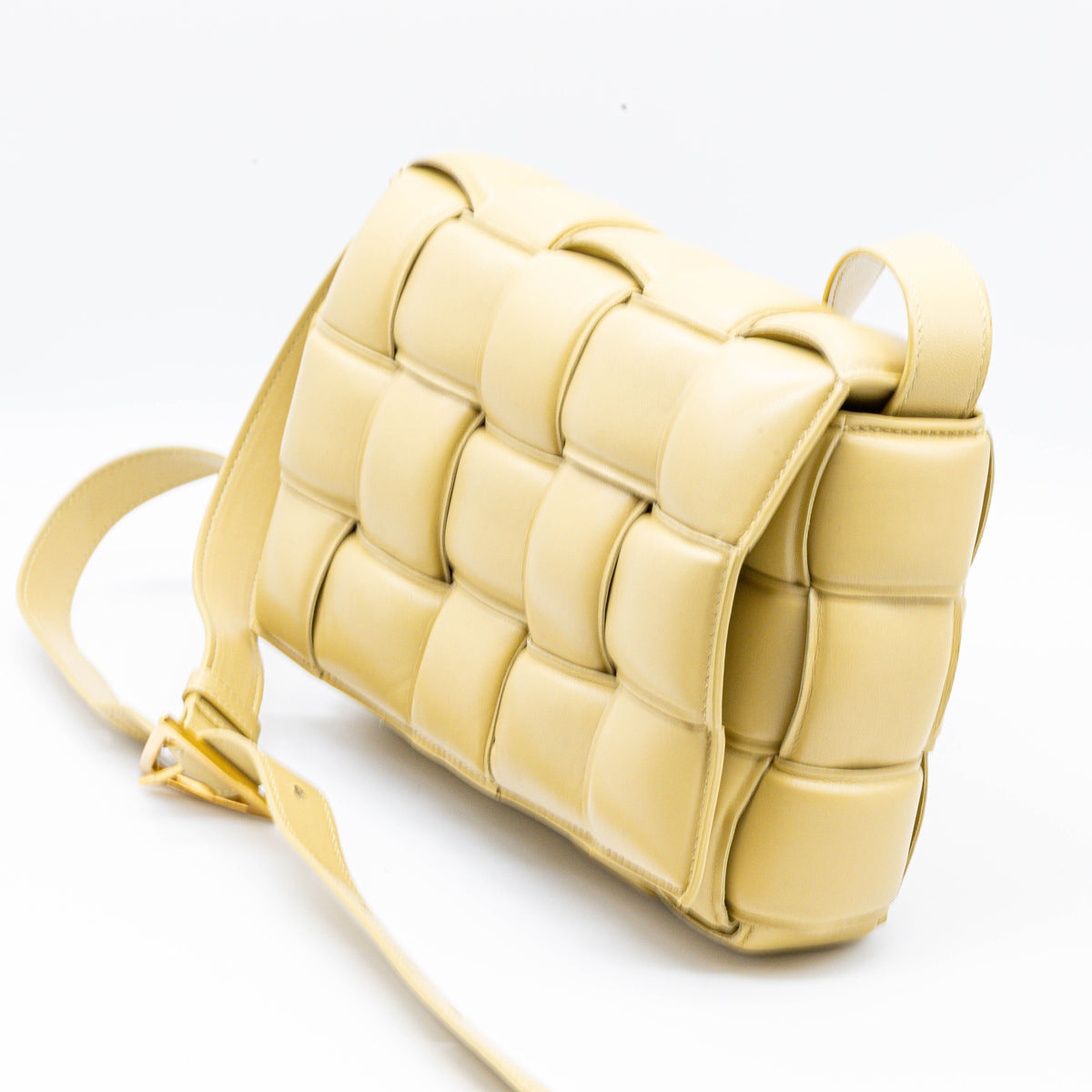 Bottega Veneta Padded Cassette Umhängetasche Ecru Intrecciato Leder