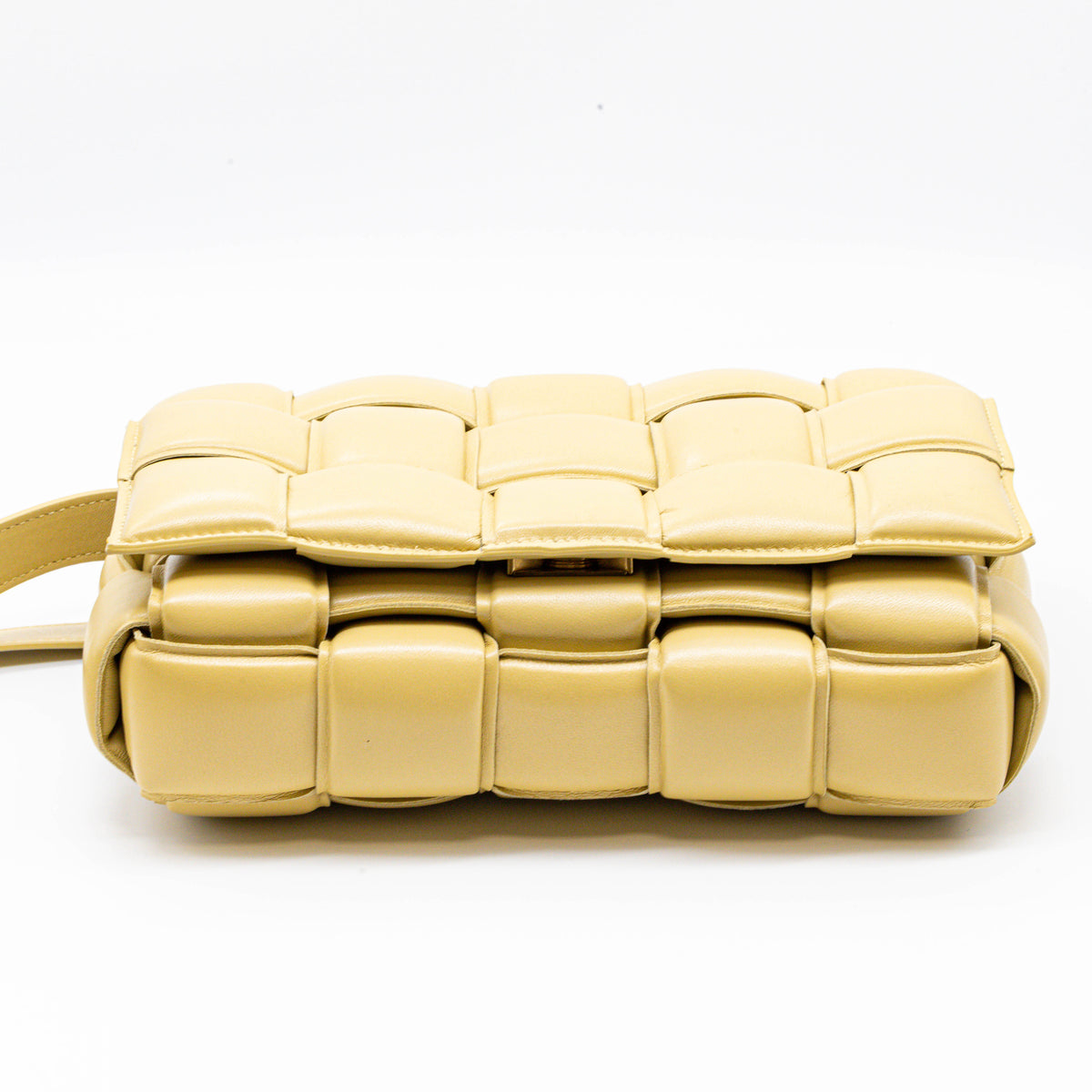 Bottega Veneta Padded Cassette Umhängetasche Ecru Intrecciato Leder