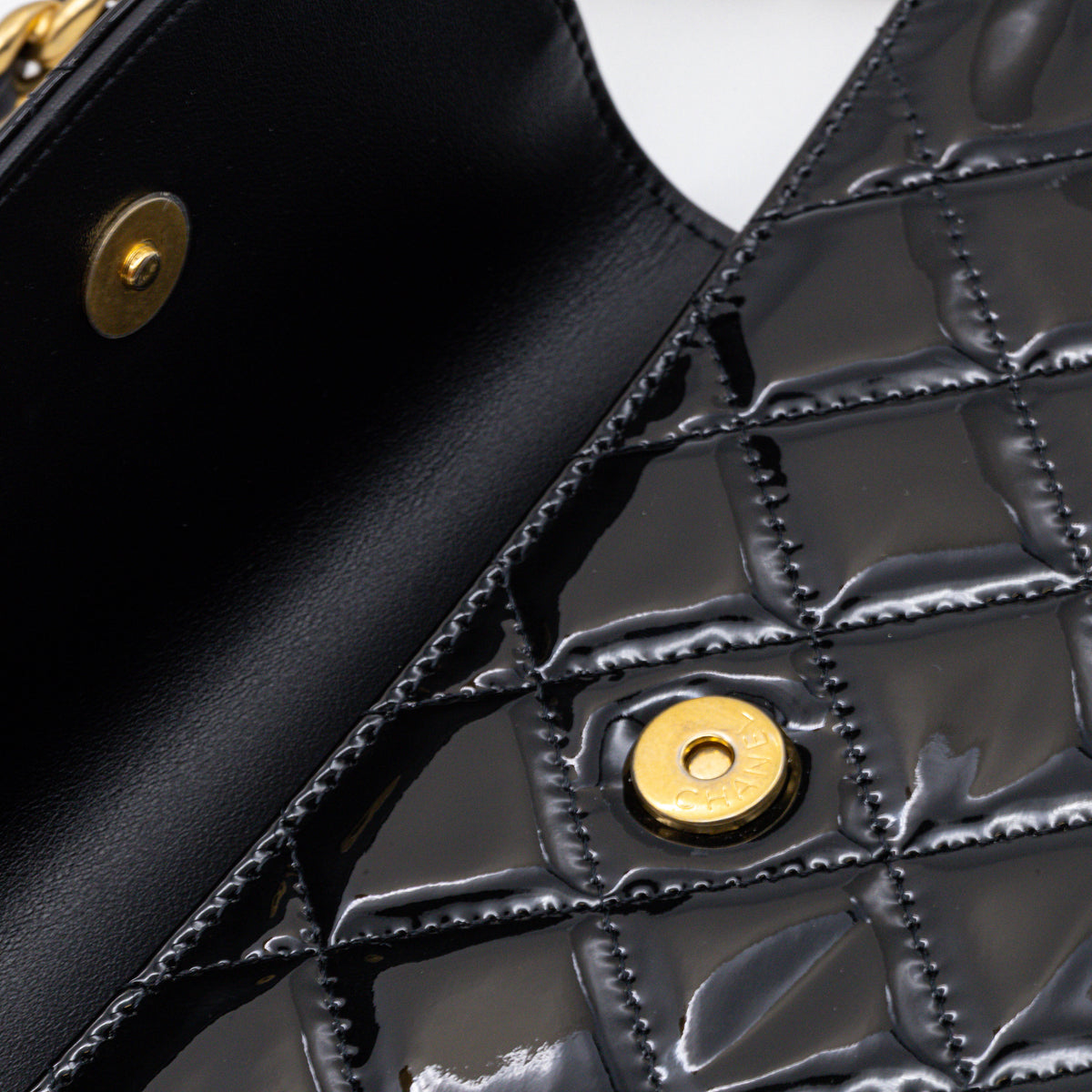 Chanel Chain Around Hoop Top Handle Bag Schwarz Lack Leder Tasche Patent Quilted