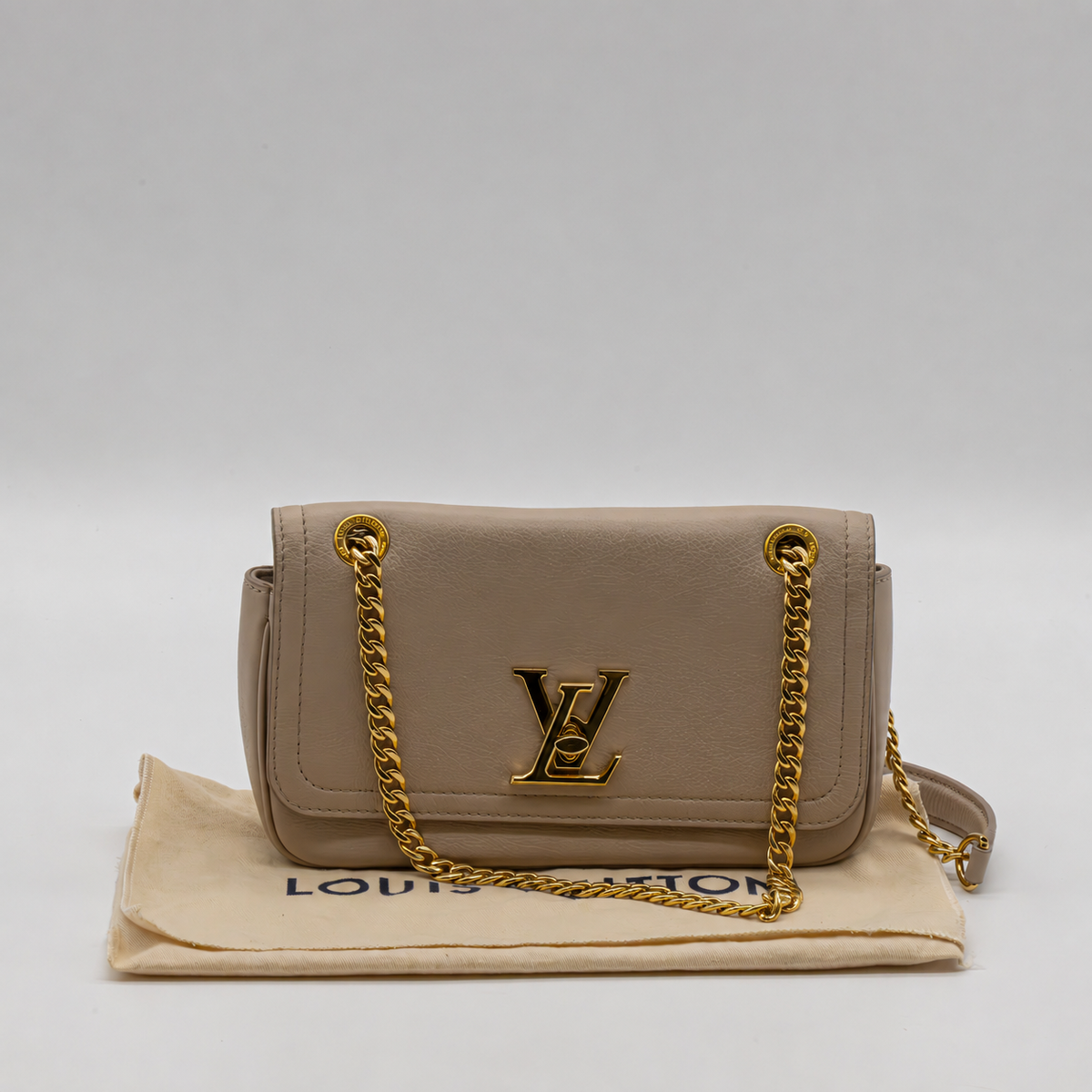 Louis Vuitton Lock Me Chain Bag East West Leather M22304 Leder Greige