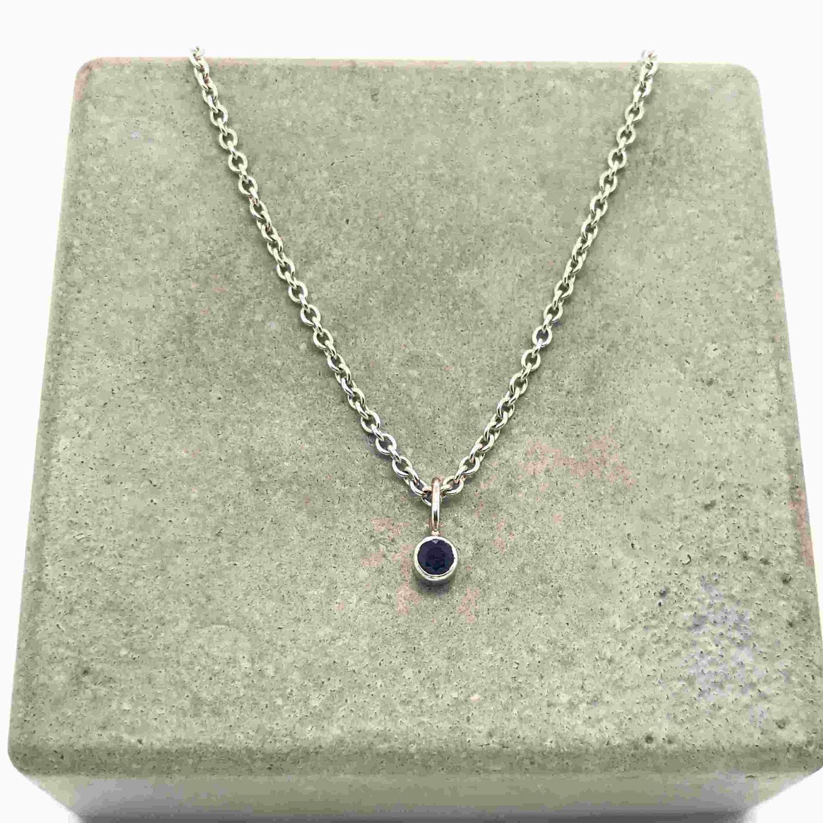 antike-kette-mit-anhaenger-Halskette mit Anhänger Weissgold 585 mit Safir-10433-Prejou