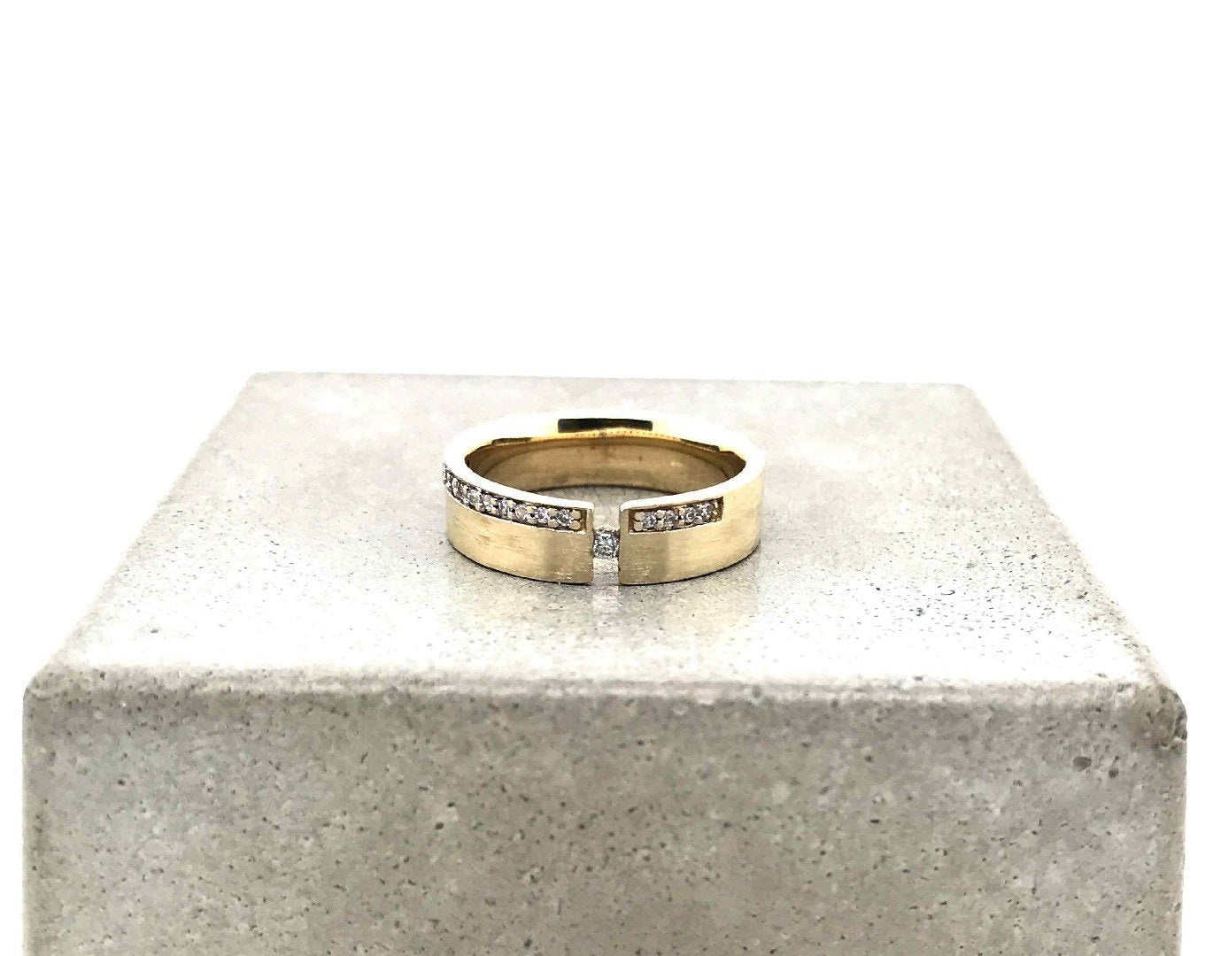 antiker-echtschmuck-antike-ringe-Ring Gelbgold 333 mit Brillanten-10161-Prejou